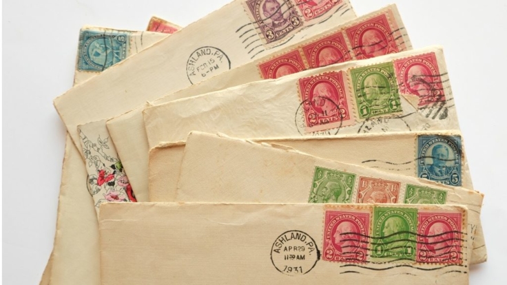 pile-of-old-letters-envelopes-post-stamps-picture-id655543788